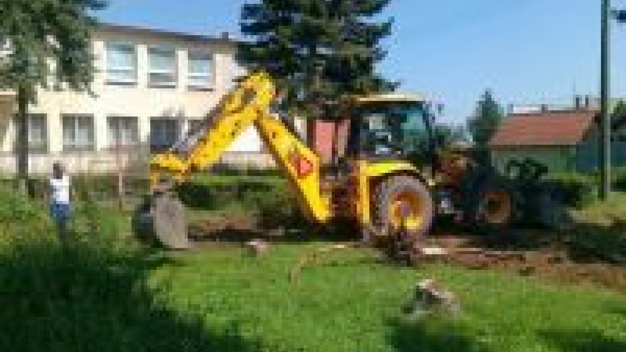 Práce na detskom ihrisku - 2012  Práce na detskom ihrisku - 2012